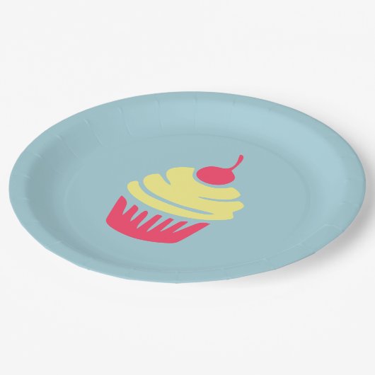 ピンクと黄色のカップケーキとさくらんぼを上に ペーパープレート (アングル)