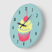 ピンクと黄色のカップケーキ(さくらんぼが上) ラージ壁時計 (傾斜)