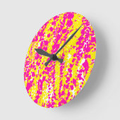 ピンクと黄色のスパッタ模様 ラウンド壁時計 (傾斜)