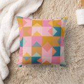 ピンクと黄色のティール(緑がかった色)のかわいい幾何学模様 クッション (ブランケット)
