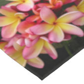 ピンクと黄色のプルメリアタブレクロス テーブルクロス (アングル)