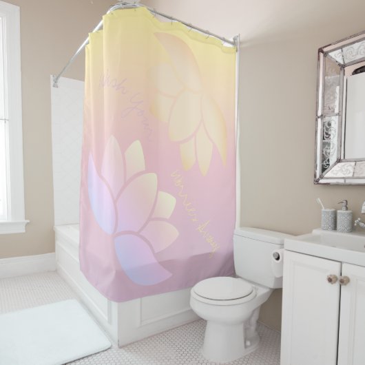 ピンクと黄色のロータスフェード シャワーカーテン (インサイチュ)