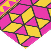 ピンクと黄色の三角形のパターン ショートテーブルランナー (コーナー)