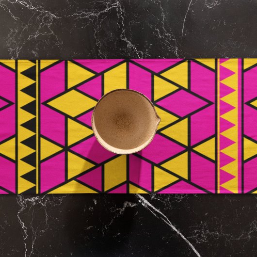 ピンクと黄色の三角形のパターン ショートテーブルランナー