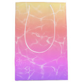 ピンクと黄色の水反射 ミディアムペーパーバッグ (正面)