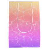 ピンクと黄色の水反射 ミディアムペーパーバッグ (裏面)