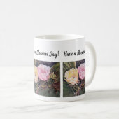 ピンクと黄色の水色の花 コーヒーマグカップ (正面右)