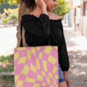 ピンクと黄色の波状レトロ市松模様に クロスボディバッグ