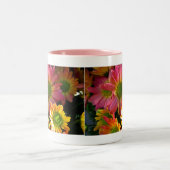 ピンクと黄色の秋の花飲料用マグカップ ツートーンマグカップ (中央)