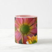 ピンクと黄色の秋の花飲料用マグカップ マグカップ (中央)