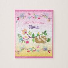 ピンクと黄色の背景の可愛い小さなナマケモノ