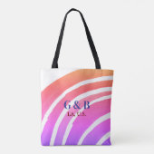 ピンクと黄色の虹のカップルの名前を付けて、ウェディングの場所をシティにしよう トートバッグ (裏面)