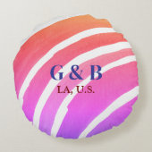 ピンクと黄色の虹のカップルの名前を付けて、ウェディングの場所をシティに設定する ラウンドクッション (裏面)