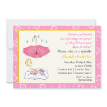 ピンクと黄色を振りかける可愛い眠っているベビーガール