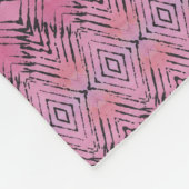 ピンクと黒のダイヤモンドストライプパターン フリースブランケット (角)