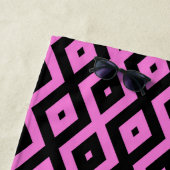 ピンクと黒のダイヤモンドパターン ビーチタオル (インサイチュ)