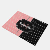 ピンクと黒のドット ドアマット (アングル)