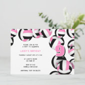 ピンクと黒のバレーボール ガールズ スポーツ 誕生日パーティー 招待状 (スタンド正面)