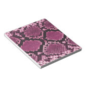 ピンクと黒のヘビの模様 ノートパッド (アングル)