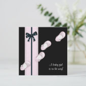 ピンクと黒のベビーシューズ女の子ベビーシャワー 招待状 (スタンド正面)