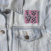 ピンクと黒の格子模様の積み重ねラブレター 缶バッジ (インサイチュ)