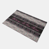 ピンクと黒の水色パターン（の模様が）ある ドアマット (アングル)