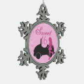 ピンクと黒の甘い16シルエットガールと車 スノーフレークピューターオーナメント (左)