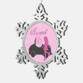 ピンクと黒の甘い16シルエットガールと車 スノーフレークピューターオーナメント (右)