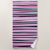 ピンクと黒の縦ストライプ列 ビーチタオル (正面)