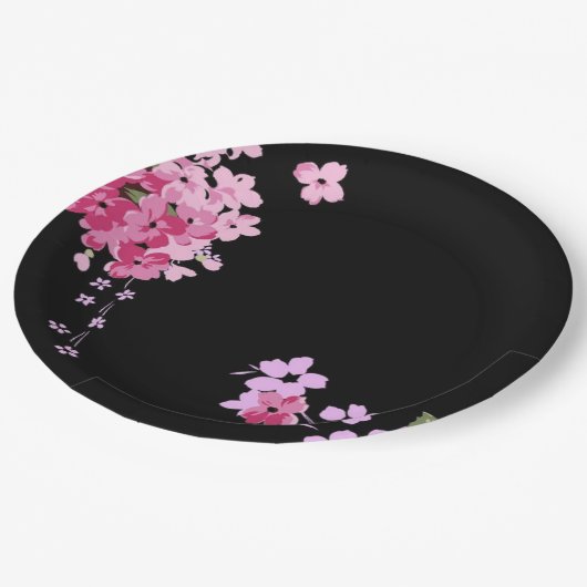 ピンクと黒の花の紙プレート。 ペーパープレート (アングル)