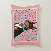 ピンクにターコイズカラーを着た可愛いドバーマン アクセントクッション (正面(垂直))