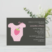 ピンクのいちごの用品類の女の子のベビーシャワー 招待状 (スタンド正面)