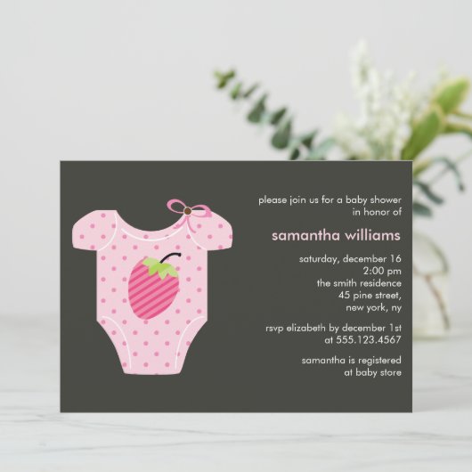 ピンクのいちごの用品類の女の子のベビーシャワー 招待状 (スタンド正面)