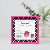 ピンクのいちごの誕生日の黒く及び白い水玉模様 招待状 (スタンド正面)