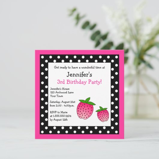 ピンクのいちごの誕生日の黒く及び白い水玉模様 招待状 (スタンド正面)