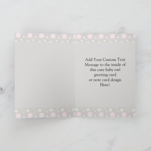 ピンクのおじぎをしたかわいい女の子フクロウ カード (内部)