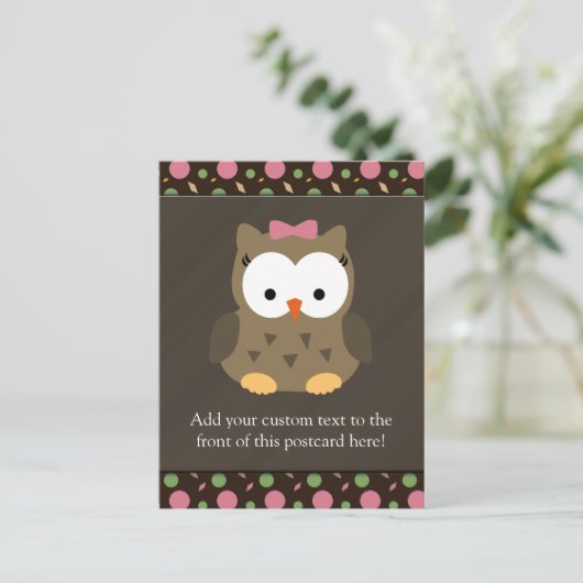 ピンクのおじぎをしたかわいい女の子フクロウ ポストカード (スタンド正面)