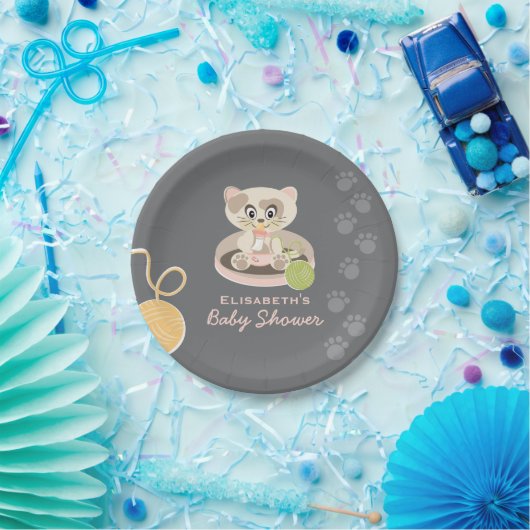ピンクのおむつのベビーシャワーを浴びた子猫 ペーパープレート