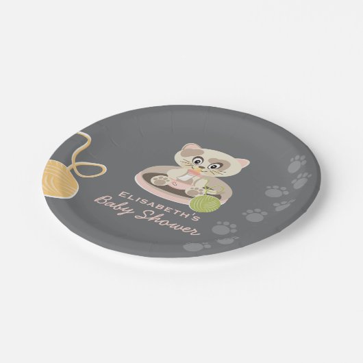 ピンクのおむつのベビーシャワーを浴びた子猫 ペーパープレート (アングル)