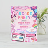 ピンクのかわいいアーケードゲーム女子 誕生日招待状 招待状 (スタンド正面)