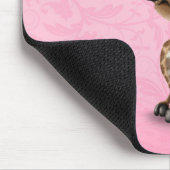 ピンクのかわいく好奇心が強いベビーのキリンの身に着けているガラス マウスパッド (コーナー)