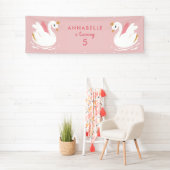ピンクのかわいガーリーい白鳥の優雅な誕生日パーティーのバナー 横断幕 (インサイチュ)