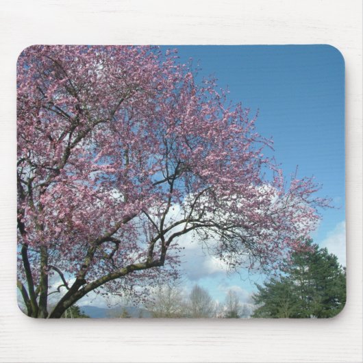 ピンクのさくらんぼの木と青い空、白い雲 マウスパッド (正面)