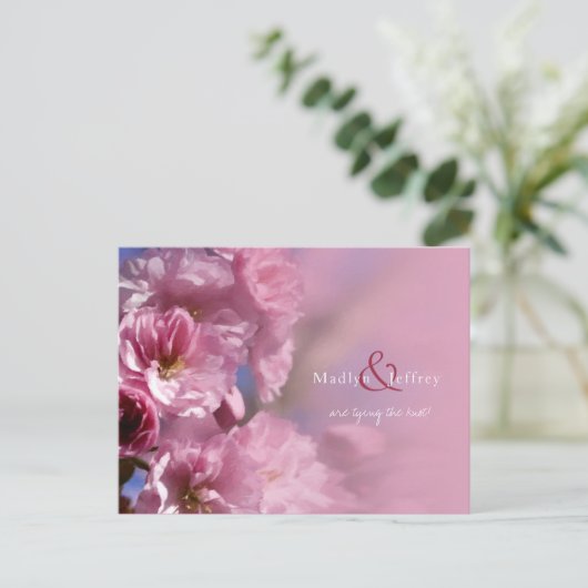 ピンクのさくらんぼの木の花の春の結婚式 案内ポストカード (スタンド正面)