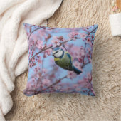 ピンクのさくらんぼの花に咲く青いチットの日本の鳥  クッション (ブランケット)