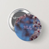 ピンクのさくらんぼの花名のピン 缶バッジ (正面&裏面)