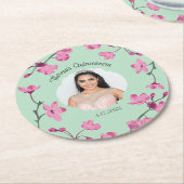 ピンクのさくらんぼの花、ミントグリーン、写真 ラウンドペーパーコースター (アングル)