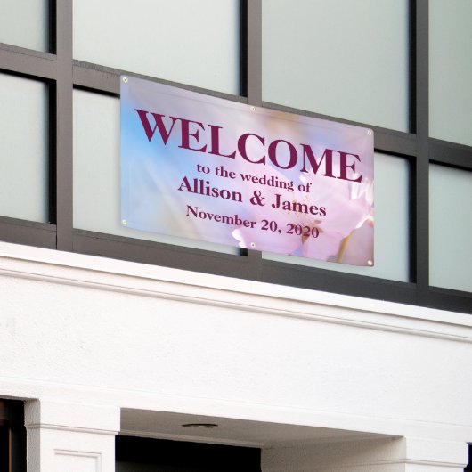 ピンクのさくらんぼ 横断幕 (ビルの外側)