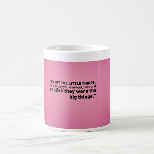 ピンクのすばらしい引用文の白くクラシックなマグ コーヒーマグカップ (中央)