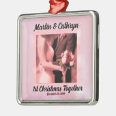 ピンクのたった今結婚しました(名前と年1回クリスマス) メタルオーナメント (左)